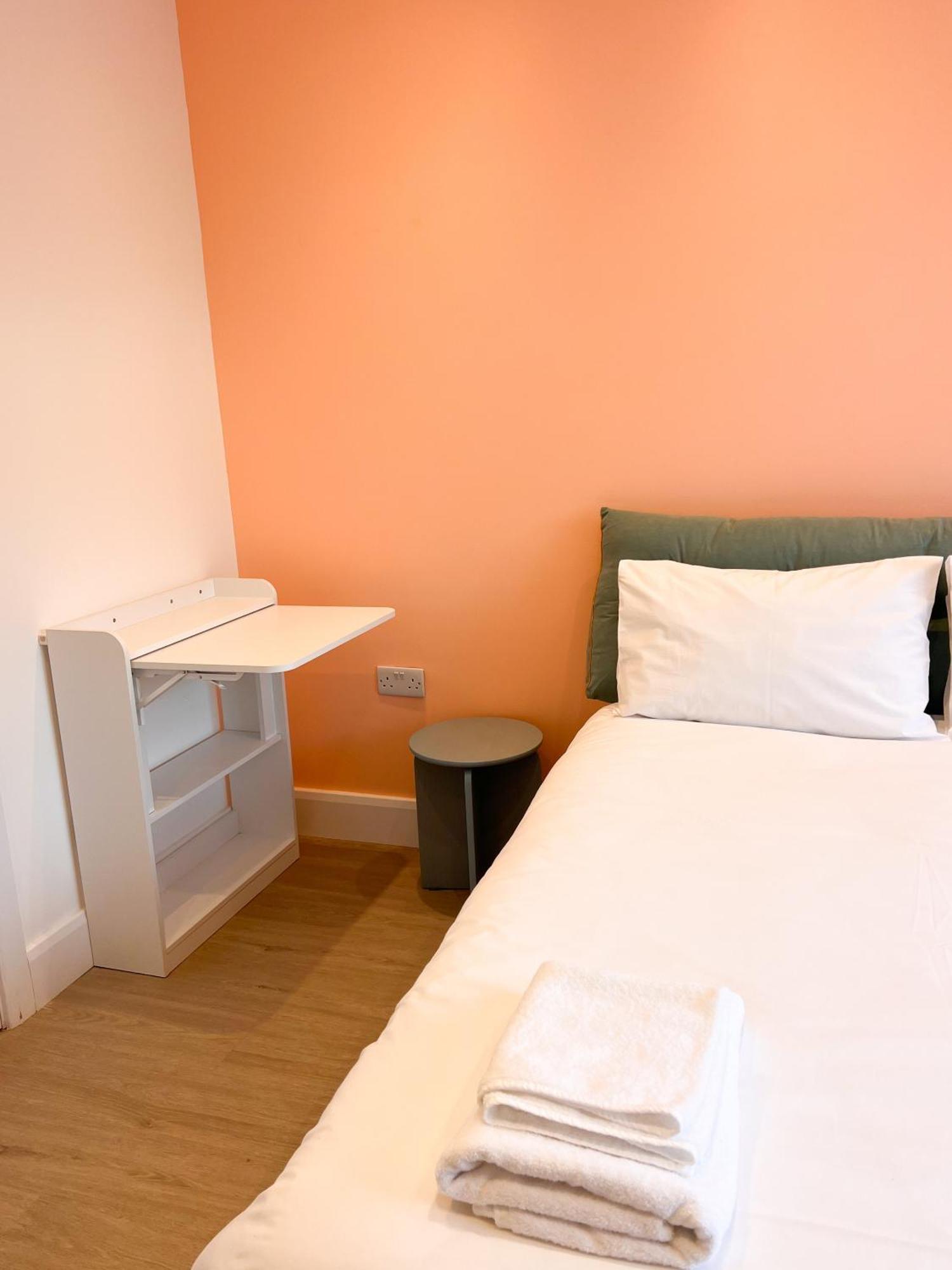 Zozy Clitterhouse Hotel London Exterior photo